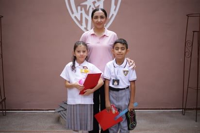 La maestra Fer con los pequeños Valentina y Leonel (EL SIGLO DE TORREÓN/ENRIQUE CASTRUITA)