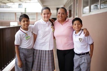 Miss Adriana junto a los pequeños Matías, Zoe y Paulo (EL SIGLO DE TORREÓN/ENRIQUE CASTRUITA)