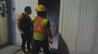 Los bomberos tuvieron que forzar la entrada para poder ingresar a la bodega e iniciar las maniobras para sofocar el fuego.