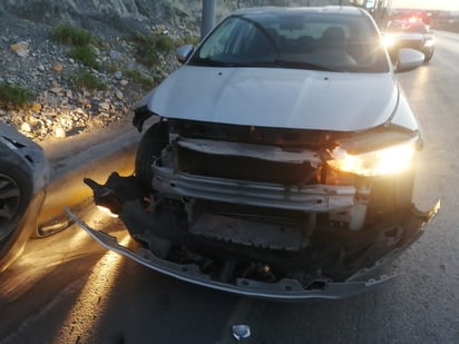 El conductor a pesar de frenar abruptamente no logró esquivar al auto accidentado, impactándose de frente contra el Aveo.