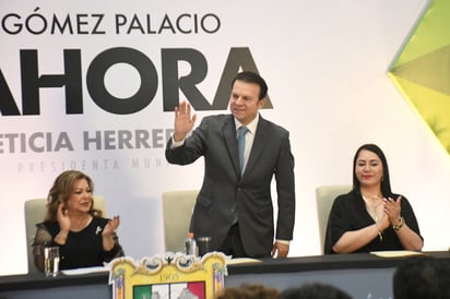 Leticia Herrera Ale entregó al Cabildo el documento que contiene su primer informe de gobierno. (FERNANDO COMPEÁN) 