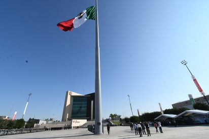 En la ceremonia fue entonado el Himno del Heroico Colegio Militar. (Foto: FERNANDO COMPEÁN / EL SIGLO DE TORREÓN)