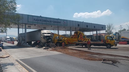 El tráiler quedó destrozado de la parte frontal. (EL SIGLO COAHUILA)