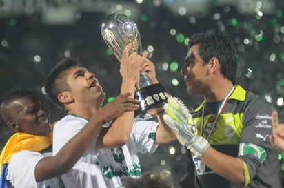 Oribe Peralta y Oswaldo Sánchez, Santos Inmortales, levantan el trofeo de campeón del Clausura 2012.
