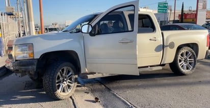 Al exterior de la camioneta se encontraban algunos envases de cerveza. (Foto: ISABEL AMPUDIA / EL SIGLO COAHUILA)