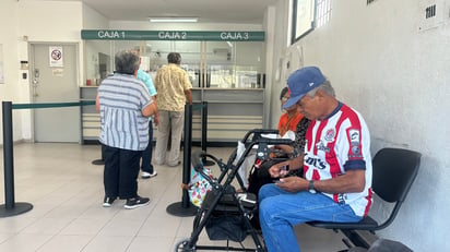 La mañana de este lunes inició el operativo de pago de pensiones para el adulto mayor. (Foto: SERGIO A. RODRÍGUEZ / EL SIGLO COAHUILA)