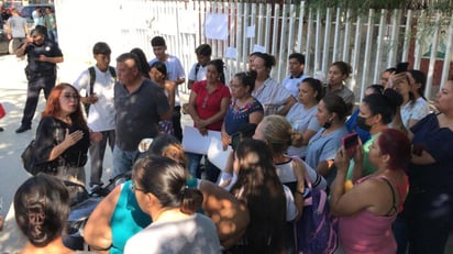 'Apoyamos y queremos en esta escuela a los compañeros profesores', decían las pancartas de los padres de familia.
