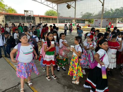 Con gran regocijo, cientos de escuelas de educación básica de la región Lagunera celebraron este viernes 15 de septiembre el Grito de Independencia, uno de los eventos históricos más importantes de nuestro país.