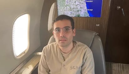 Ovidio Guzmán López, conocido como 'El Ratón', se encuentra esposado y con gafas, abordando un avión para enfrentar la justicia en suelo estadounidense. 