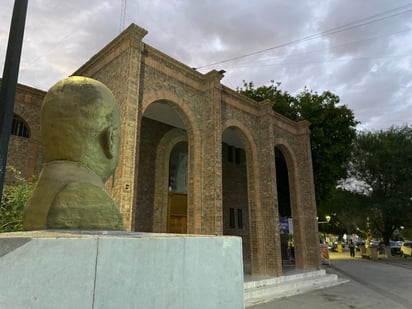 La biblioteca se encuentra ubicada en la avenida Matamoros y la calle Donato Guerra, en el interior de la Alameda Zaragoza de Torreón.