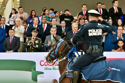 En el desfile participaron elementos del Ejército Mexicano, la Policía estatal, municipal y el Cuerpo de Infantería de Defensas Rurales. (CORTESÍA)