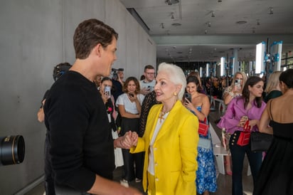 Carolina Herrera saluda a Wes Gordon durante el desfile de su marca hoy, en el Semana de la Moda de Nueva York . EFE/Ángel Colmenares