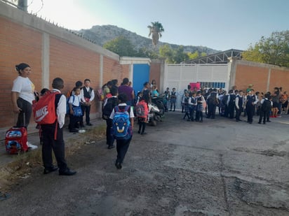 Está tomada la escuela primaria Sertoma 1965 de Torreón debido a la falta de maestros.