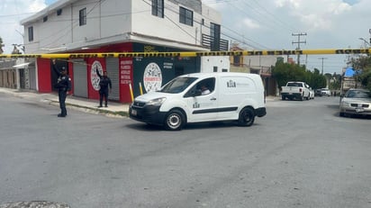 Oficiales de la Policía Municipal procedieron a acordonar la zona para dar paso a los Agentes de Investigación Criminal de la Fiscalía General del Estado. (EL SIGLO COAHUILA)