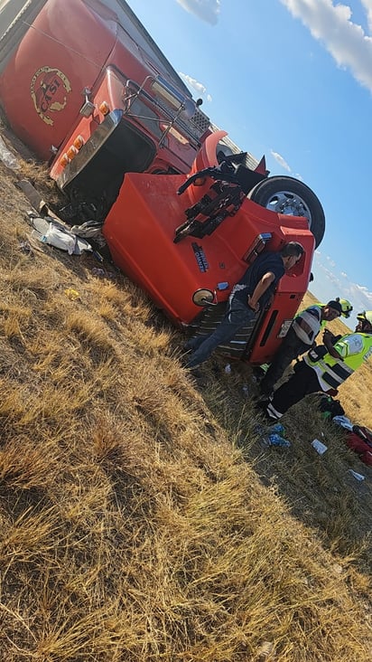 Elementos de la Guardia Nacional se hicieron cargo del accidente. (EL SIGLO DE TORREÓN)