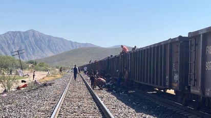 El tren detuvo su marcha el domingo alrededor de las 15:00 horas, sin ninguna razón aparente.
