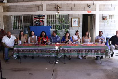 En un primer tiraje son 4 mil folletos los que se habrán de distribuir en dependencias municipales. (Foto: VAYRON INFANTE / EL SIGLO DE TORREÓN)