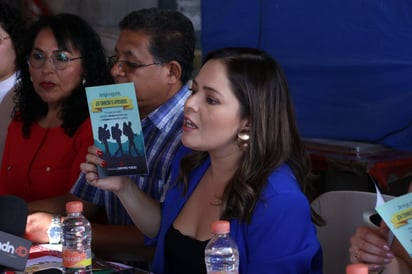 El folleto lleva como título “Amigo Migrante, en Torreón te apoyamos”. (Foto: VAYRON INFANTE / EL SIGLO DE TORREÓN)