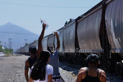 Algunos de los migrantes viajan en la parte alta de los vagones. (Foto: VAYRON INFANTE / EL SIGLO DE TORREÓN)