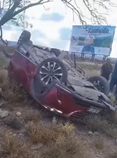 Al volcar, la camioneta quedó con las llantas hacia el cielo.