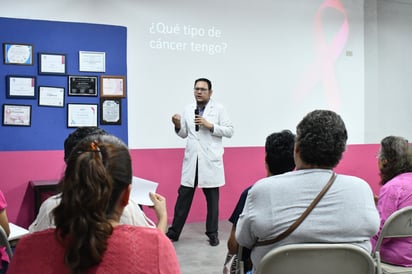 El Dr. Aldo Márquez, especialista en Oncología, durante la conferencia que impartió (EL SIGLO DE TORREÓN/FERNANDO COMPEÁN)