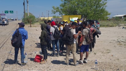 Las camionetas trasladaron a los migrantes al entronque de la carretera federal 57 con el libramiento Carranza. (Foto: RENÉ ARELLANO / EL SIGLO COAHUILA)