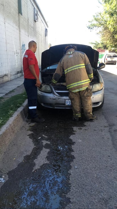 Autoridades de Protección Civil y bomberos acudieron en auxilio del hombre. (EL SIGLO DE TORREÓN)