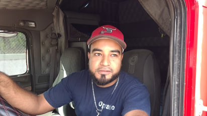 Oscar Rodríguez Aguilar, operador de camión de carga de la empresa transportista Juan Jaime Hernández. (Foto: RENÉ ARELLANO / EL SIGLO COAHUILA)