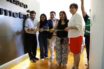 Héctor Esparza, Bárbara Alcazar, Esteban Cervantes, Dolores Herrera y Cristina Matouk fueron los encargados del corte de listón.