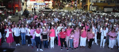 Más de 150 mujeres con vela en mano, acompañadas de amigos y familiares, caminaron por el Paseo Independencia. (Foto: GUADALUPE MIRANDA / EL SIGLO DE TORREÓN)