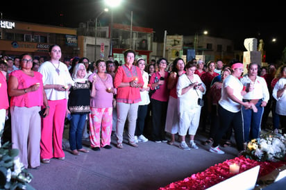 Las integrantes del grupo Fuerza Rosa Laguna, proyectaron un video con las fotografías de las mujeres que han fallecido a causa del cáncer de mama. (Foto: GUADALUPE MIRANDA / EL SIGLO DE TORREÓN)