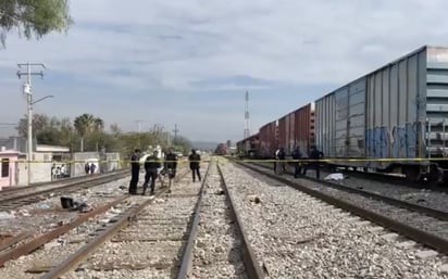 Al levantarse, el tren alcanza a golpearlo con el alerón en la cabeza, cayendo al piso y perdiendo la consciencia al instante.