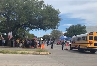 La manifestación comenzó a generar preocupación, por lo que acudieron unidades y elementos de la policía de San Antonio.
