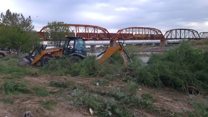 Los trabajos de limpieza son para facilitar las acciones de las corporaciones de seguridad. (Foto: RENÉ ARELLANO / EL SIGLO COAHUILA)