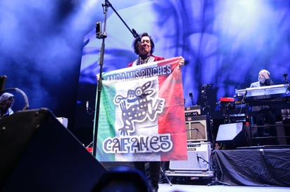 Espectáculo. Durante su presentación, Saúl se colgó una bandera deMéxico
que decía ‘Amo a mis pinches Caifanes’. (Fotos: Enrique Castruita/ El Siglo de Torreón)