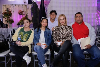 Lia, Sofía, Manuel, Erika y Juan.