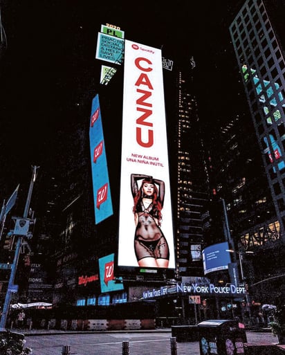 Anuncio de Spotify en Times Square del álbum de la rapera Cazzuy, producido por Dano.  Imagen: Instagram/ Cazzu