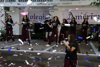 Hubo pastel, confeti, shows estudiantiles y se entonaron las tradicionales mañanitas y la melodía de 'Sueños' del cantautor Diego Torres, con algunas adaptaciones. (LUIS ENRIQUE MORENO CASTRUITA)