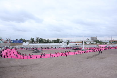 El monumental lazo rosa, que midió 7 mil 520.90 metros cuadrados, simboliza la unidad y la solidaridad de la comunidad, que han enfrentado y ganado la lucha contra el cáncer de mama. (FOTOS: VAYRON INFANTE)