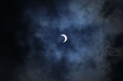 Cerca de las 9:30 horas el cielo comenzó a oscurecerse… la luna ya ocultaba una pequeña parte del astro rey. El eclipse alcanzó su punto máximo a las 10:50 horas. (VAYRON INFANTE / EL SIGLO DE TORREÓN)