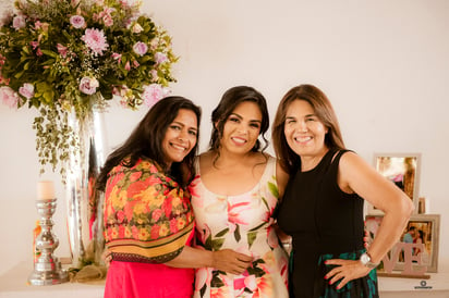 Jessica Talina de la Cruz Aguilera con las organizadoras del evento su mamá Marisol Aguilera y su suegra Nohemí Mariscal.