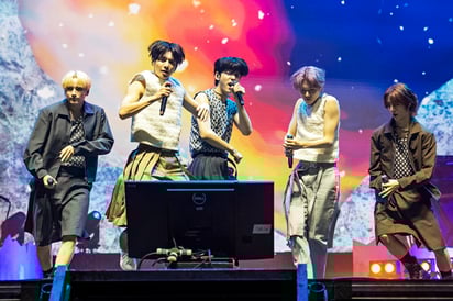ARCHIVO - HueningKai, de izquierda a derecha, Taehyun, Soobin, Yeonjun, y Beomgyu de Tomorrow X Together durante su presentación en el festival Lollapalooza en Chicago el 5 de agosto de 2023. El más reciente álbum de la banda 'The Name Chapter: Freefall' será lanzado el viernes. (Foto Amy Harris/Invision/AP, archivo)


