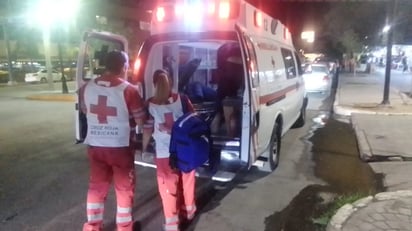 Los paramédicos de la Cruz Roja de Torreón acudieron al lugar para brindarle los primeros auxilios, logrando estabilizar al joven de 20 años.