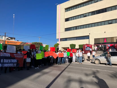 Los trabajadores del Poder Judicial en Torreón protestaron al considerar que se afectarán sus derechos laborales.
