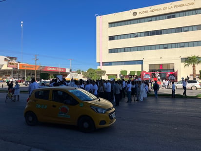 Trabajadores del Poder Judicial de la Federación en Torreón protestaron por los recortes presupuestales que pretende realizar la Presidencia de la República. 