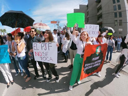 El personal se manifestó contra los recortes presupuestales que fueron aprobados por los diputados federales. (VAYRON INFANTE / EL SIGLO DE TORREÓN)
