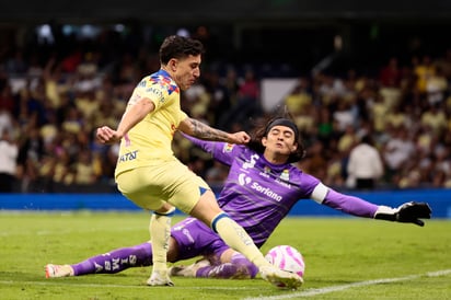 Carlos Acevedo regresó a la portería de Santos, y tuvo mucho trabajo ayer
en el estadio Azteca. (EFE)
