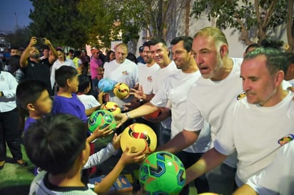 Algunos de los menores, tuvieron la oportunidad de jugar 'la reta' con las Leyendas del Santos, quienes se turnaban para entrar a la cancha y convivir con los niños, en torno a un balón de futbol.