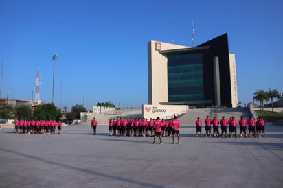 Los cadetes partieron de la Plaza Mayor con destino al santuario de Cristo Rey en la parte alta del Cerro de las Noas. (Foto: VAYRON INFANTE / EL SIGLO DE TORREÓN)