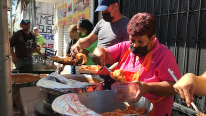 En La Laguna, se expresa la devoción a San Judas Tadeo con rezos y el ofrecimiento de un producto gastronómico conocido como reliquia.